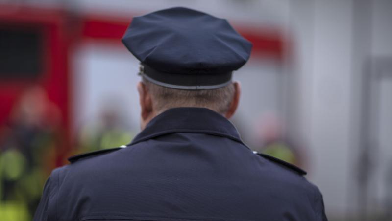 Polizisten stehen vor einem Polizeifahrzeug. Foto: Jens Büttner/zb/dpa Polizisten stehen vor einem Polizeifahrzeug. Foto: Jens Büttner/zb/dpa