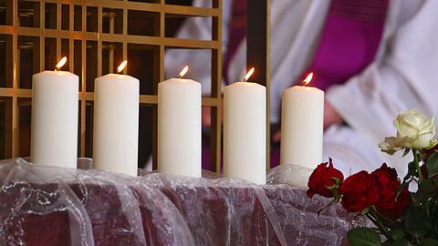 Fünf Kerzen stehen für die fünf Todesopfer in der Pfarrkirche Maria Himmelfahrt.