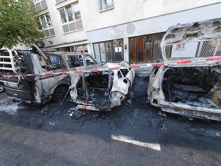 Das Resultat: Zwei komplett und zwei stark zerstörte geparkte Autos.