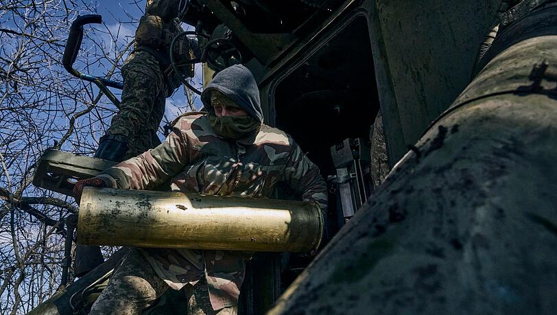 Ukrainische Soldaten bereiten sich auf den Abschuss einer Panzerhaubitze in der Nähe von Bachmut vor.