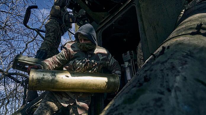Ukrainische Soldaten bereiten sich auf den Abschuss einer Panzerhaubitze in der Nähe von Bachmut vor.
