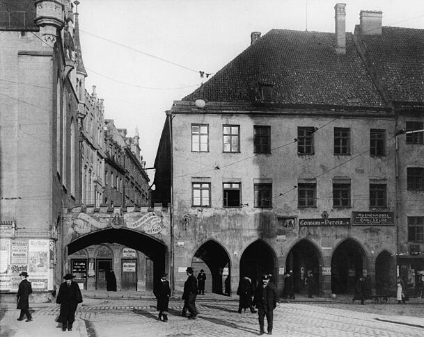 Im Tal hatte die Familie ihren ersten Laden. 1973 wurde der Holzwaren-Handel eröffnet.