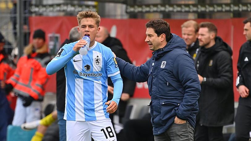 Seinen Trainer Giannikis überragt er locker: Junglöwe Tim Kloss (l.), Sechzigs Matchwinner gegen Saarbrücken.