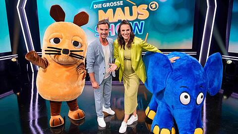 Esther Sedlaczek posierte Anfang Mai beim Fotoshooting im Rahmen der Generalprobe für "Die große Maus-Show" mit Florian Silbereisen und den Walking Acts Maus und Elefant. Die Sendung läuft am Samstag, 5. Juli.
