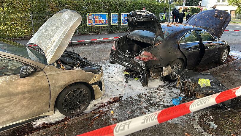 Weitere verbrannte Fahrzeuge.