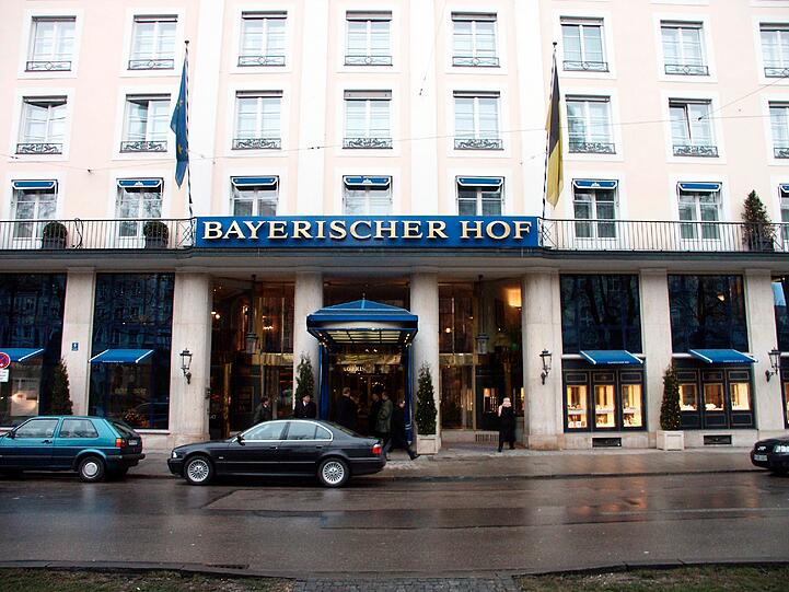 Das Nobelhotel Bayerischer Hof am Promenadeplatz: Hier herrscht immer Parkplatz-Not.