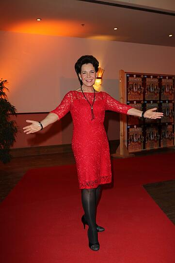 Sie ist die Dame des Abends: Gerda Steiner feiert die Jubiläumstournee "30 Jahre Steiners Theaterstadl" mit dem Stück "Dumm Gelaufen" am Dienstag im Paulaner am Nockherberg.