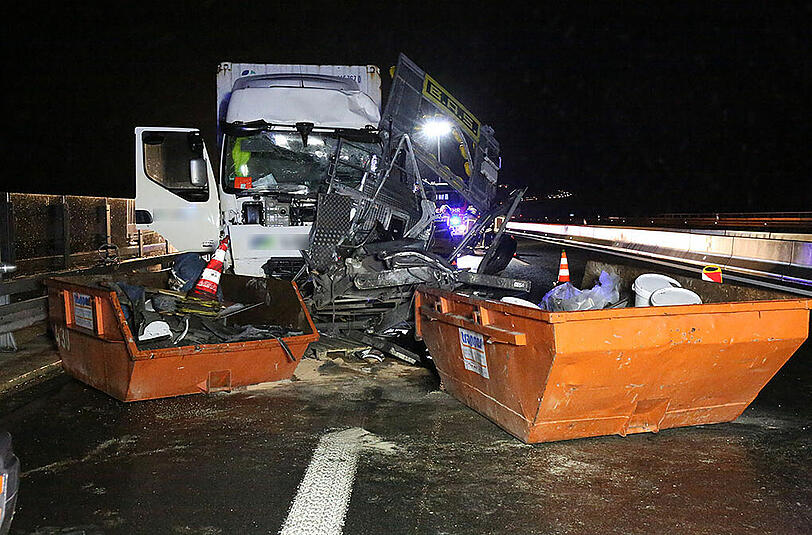 Bei seinem Crash in eine Baustelle hinterließ ein Lkw eine Schneise der Verwüstung. Die Bilder.