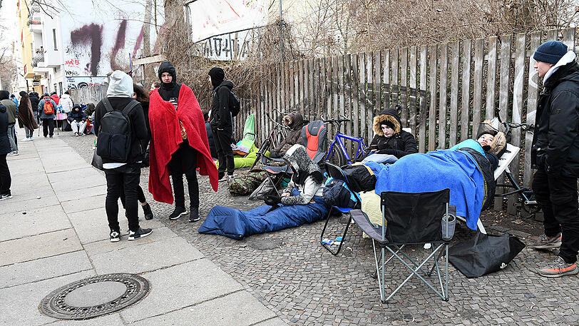 Warten auf den Wunderschuh: Trotz eisiger Temperaturen harrten zahlreiche Berliner die ganze Nacht durch aus, um einen der begehrten BVG-Sneaker zu ergattern.