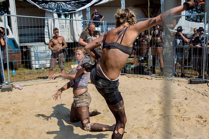 Sonst eher Schlamm-Catchen, dieses Mal Sand-Catchen.