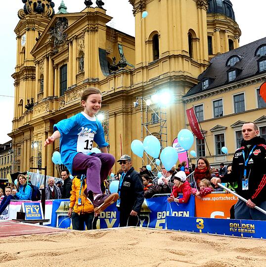 Sie springen weit: Die jungen Teilnehmer bei der "1. M-net Münchner Schulmeisterschaft."