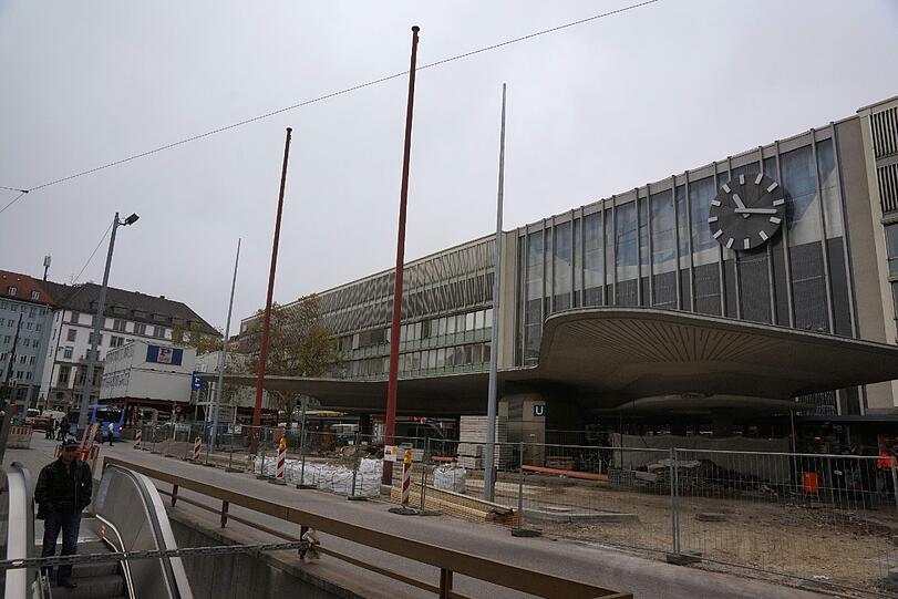 Zwei Männer wollten die Aussicht über München vom Dach des Hauptbahnhofs aus genießen. (Archivbild)
