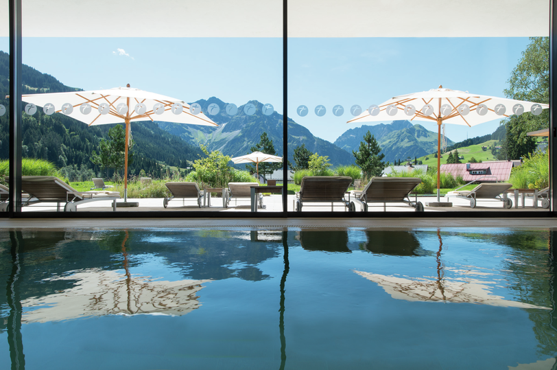Indoor Pool des Travel Charme Ifen Hotel