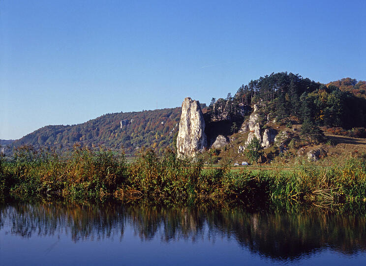 Die Altmühl bei Dollnstein. Sie ist über 220 Kilometer lang - und der Naturpark im gleichnamigen Tal bietet einige abwechslungsreiche Ausflugsziele. Der Glücksorte-Führer zeigt den Weg.