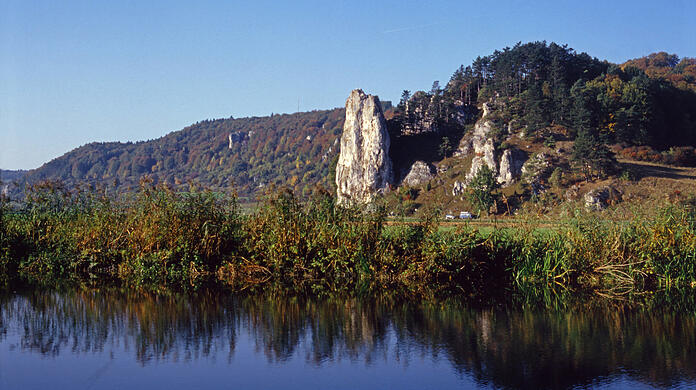Die Altmühl bei Dollnstein. Sie ist über 220 Kilometer lang - und der Naturpark im gleichnamigen Tal bietet einige abwechslungsreiche Ausflugsziele. Der Glücksorte-Führer zeigt den Weg.