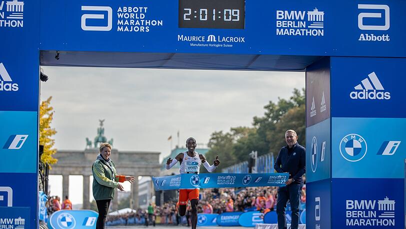 2:01:09 Stunden: Eliud Kipchoge läuft in Berlin Marathon-Weltrekord.