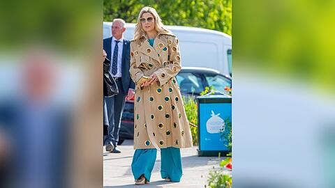 Königin Máxima in einem gewagten Trenchcoat in Mailand.