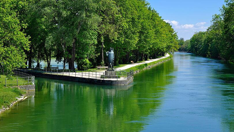 Das Flößerdenkmal am Isarkanal erinnert an die Geschichte der Flößer in München. Bald wird diese auch in einem Wiesnzelt erzählt. Das Flößerdenkmal am Isarkanal erinnert an die Geschichte der Flößer in München. Bald wird diese auch in einem Wiesnzelt erzählt.