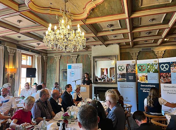Michaela Kaniber (CSU) im Spatenhaus bei der Urkundenverleihung "Genussk&uuml;che".