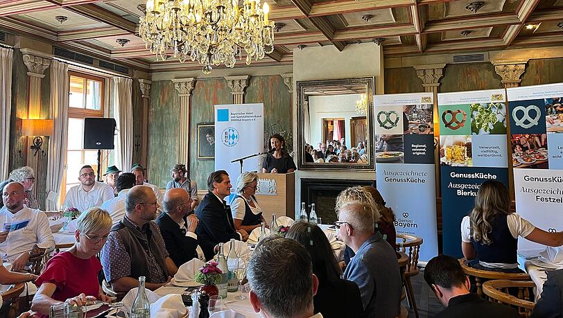 Michaela Kaniber (CSU) im Spatenhaus bei der Urkundenverleihung "Genussk&uuml;che".