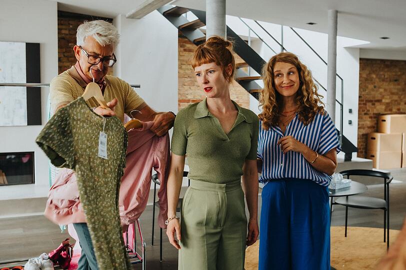 Caros (Chiara Schoras) neueste Kundin ist die forsche Starpianistin Anya (Sarah Bauerett). Gemeinsam mit ihrem Assistenten und Onkle Heiner (Dominic Raacke) will die Wingwoman sie unterst&uuml;tzen.