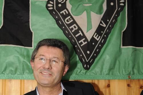 Der Präsident und sein Lieblingsspielzeug: Helmut Hack feiert heute seinen 60. Geburtstag, will aber seiner Spielvereinigung noch lange erhalten bleiben &ndash; und endlich aufsteigen.