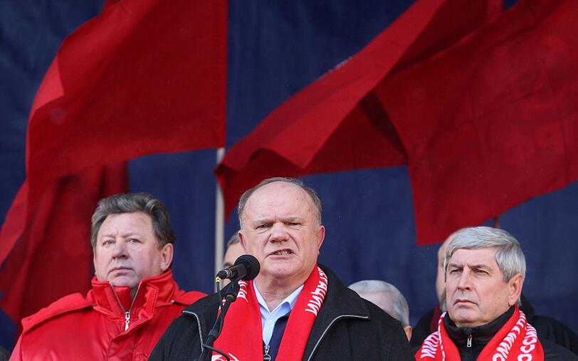 Während der Pro-Putin Demo, versammelten sich Tausende,um gegen den Kremlkandidaten zu protestieren. Anhänger der Oppositionspartei "Kommunistische Partei der Russischen Föderation" (KPRF) hielten Banner mit "Russia - without Putin" hoch oder stellten Putin als Adolf Hitler dar.