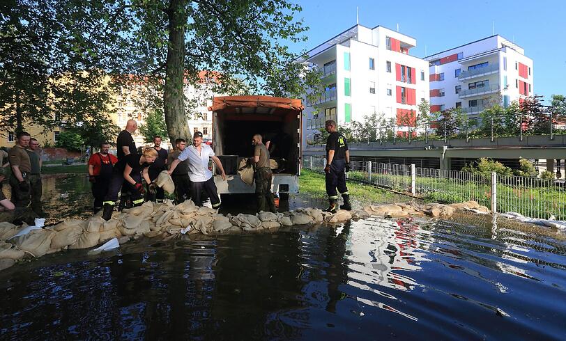 In Magdeburg hat sich die Hochwasserlage an der Elbe weiter zugespitzt.