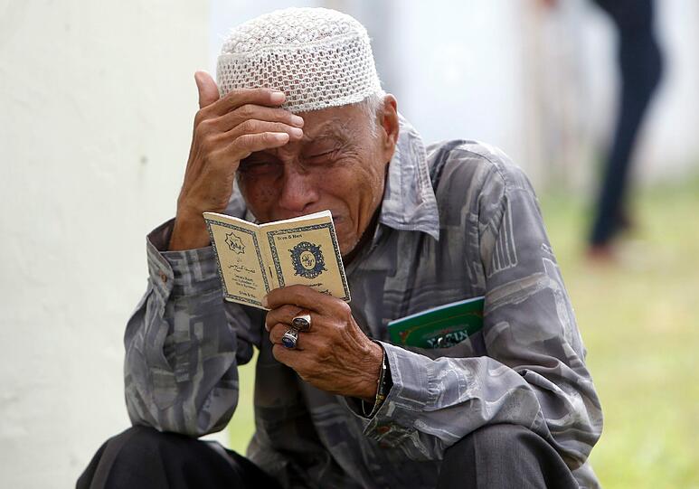 Zehn Jahre später gedenken Angehörige der Tsunami-Opfer in Indonesien
