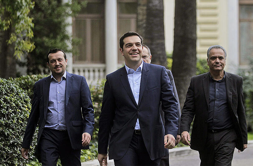 Der neue griechische Ministerpräsident Alexis Tsipras (m.) vollzog den neuen Regierungswechsel innerhalb kürzester Zeit. Jetzt trifft er sich mit Eurogruppenchef Dijsselbloem in Athen.