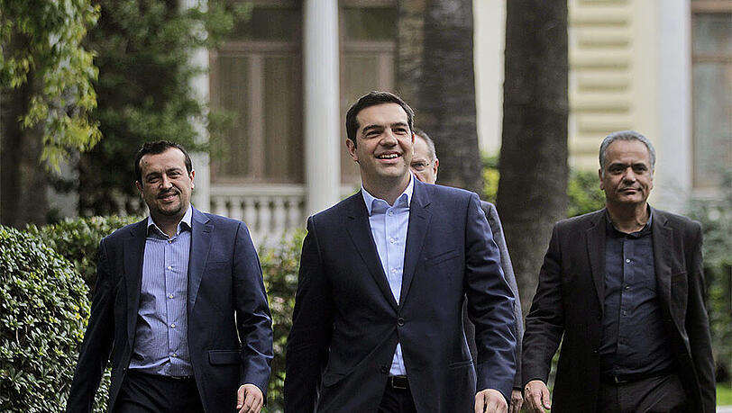 Der neue griechische Ministerpräsident Alexis Tsipras (m.) vollzog den neuen Regierungswechsel innerhalb kürzester Zeit. Jetzt trifft er sich mit Eurogruppenchef Dijsselbloem in Athen. Der neue griechische Ministerpräsident Alexis Tsipras (m.) vollzog den neuen Regierungswechsel innerhalb kürzester Zeit. Jetzt trifft er sich mit Eurogruppenchef Dijsselbloem in Athen.