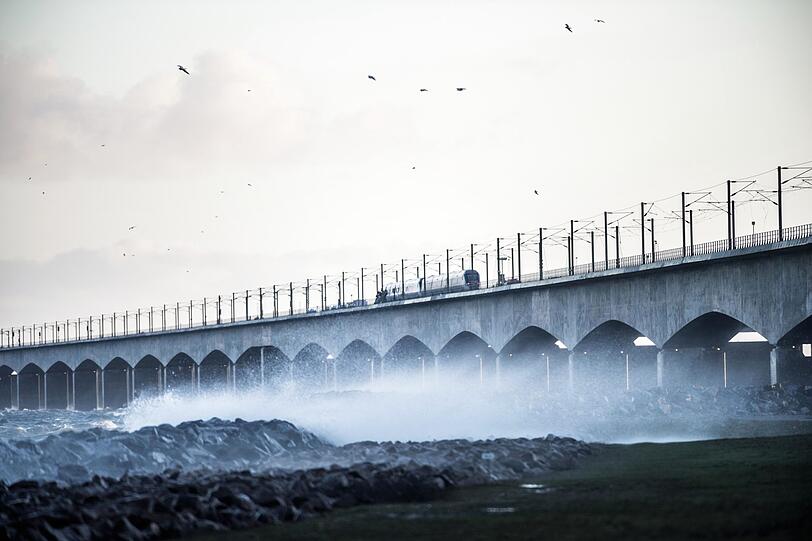 Dänemark, Nyborg: Ein Zug hält auf der Brücke über den Großen Belt bei Nyborg nach einem Zugunglück. Die dänische Polizei berichtet, dass mehrere Menschen bei dem Zugunglück getötet wurden