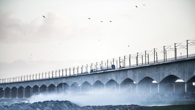 Dänemark, Nyborg: Ein Zug hält auf der Brücke über den Großen Belt bei Nyborg nach einem Zugunglück. Die dänische Polizei berichtet, dass mehrere Menschen bei dem Zugunglück getötet wurden Dänemark, Nyborg: Ein Zug hält auf der Brücke über den Großen Belt bei Nyborg nach einem Zugunglück. Die dänische Polizei berichtet, dass mehrere Menschen bei dem Zugunglück getötet wurden