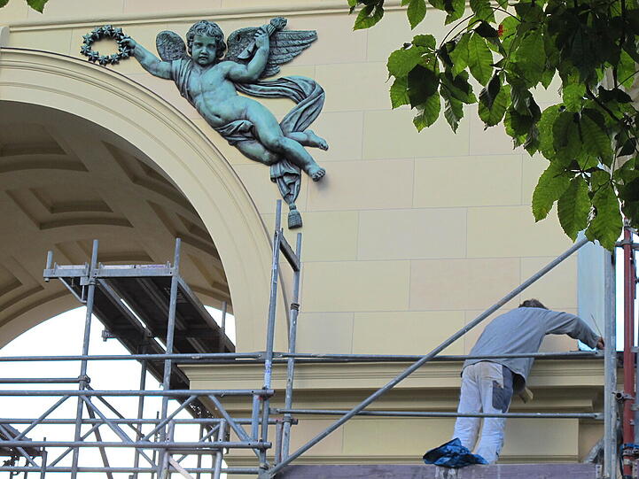 Am Tor zum Hofgarten beobachtet AZ-Leser Djordje Matkovic am Dienstag die letzten Arbeiten, bevor das Baugerüst wegkommt.