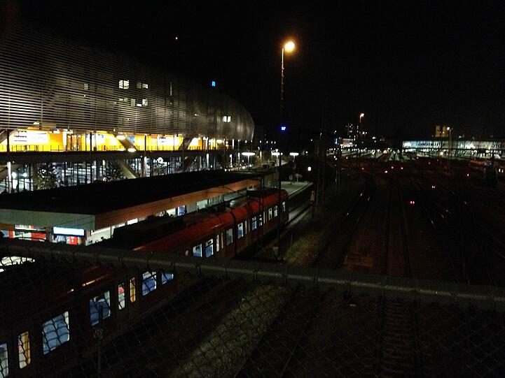 Aktuell (noch) beinahe idyllisch: Ein Blick von der Hackerbrücke auf den ZOB und den Bahnhof.