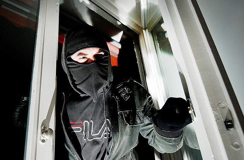 Nach ihrem Einbruch wurden die beiden Täter von der Polizei festgenommen. Sie wehrten sich jedoch stark, waren mit einem Messer bewaffnet und verletzten insgesamt sechs Polizisten. (Symbolbild)