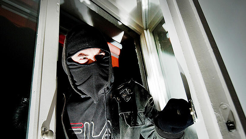 Nach ihrem Einbruch wurden die beiden Täter von der Polizei festgenommen. Sie wehrten sich jedoch stark, waren mit einem Messer bewaffnet und verletzten insgesamt sechs Polizisten. (Symbolbild) Nach ihrem Einbruch wurden die beiden Täter von der Polizei festgenommen. Sie wehrten sich jedoch stark, waren mit einem Messer bewaffnet und verletzten insgesamt sechs Polizisten. (Symbolbild)