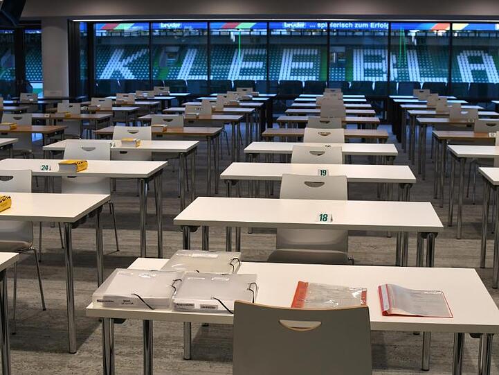 Nummerierte Tische stehen in der Haupttribüne des Sportparks Ronhof. Foto: -/SPVGG GREUTHER FÜRTH/dpa