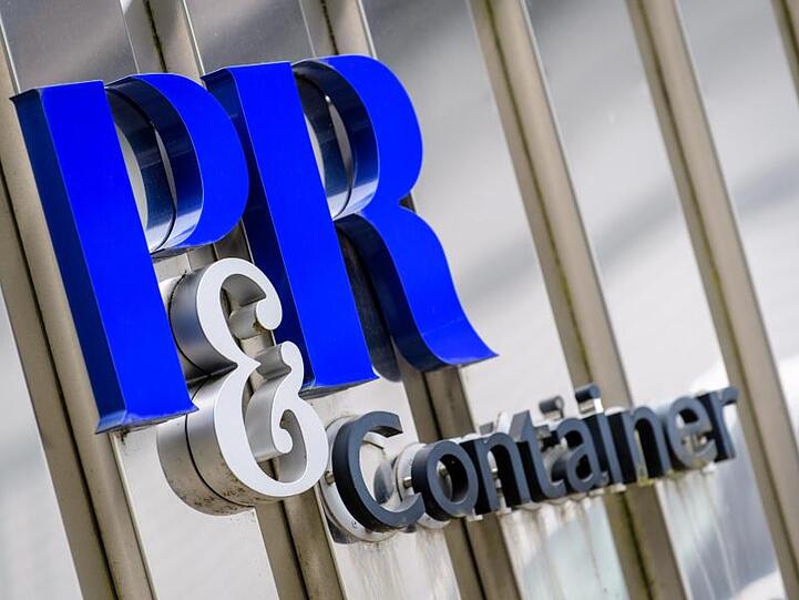 Das Logo der Containerinvestmentfirma P&R Container Vertriebs und Verwaltungs-GmbH ist am Gebäude. Foto: Matthias Balk/dpa