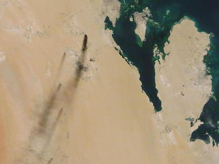 Das von der NASA Worldview zur Verfügung gestellte Satellitenbild zeigt die aus Ölfeldern aufsteigenden Rauchwolken.
