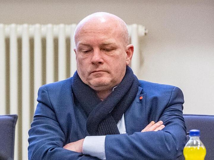 Joachim Wolbergs sitzt im Verhandlungssaal. Foto: Armin Weigel/dpa/Archivbild