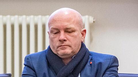 Joachim Wolbergs sitzt im Verhandlungssaal. Foto: Armin Weigel/dpa/Archivbild