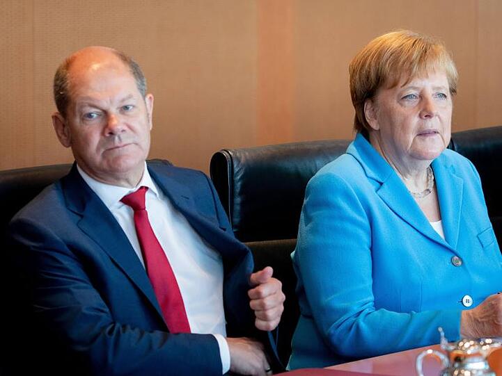 Bundeskanzlerin Angela Merkel und Bundesfinanzminister Olaf Scholz nehmen an der Sitzung des Bundeskabinetts teil.