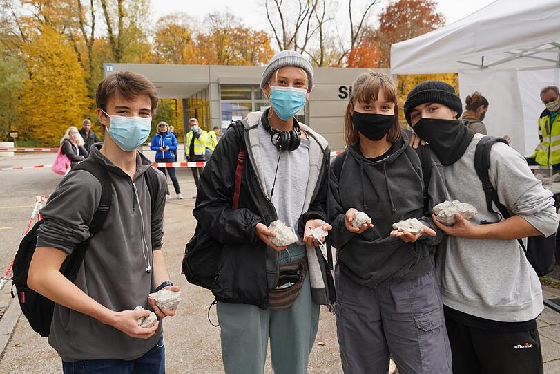 Die Schüler Thibo (16), Janna (17), Emma (17) und Lion (17) haben je einen Stein gekauft. Lion findet den Abriss schade: "Es fehlt dann etwas in Sendling."
