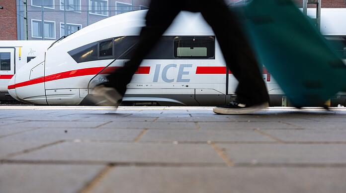 Das Zugpersonal begründete das Ende Fahrt damit, dass der ICE zu verdreckt sei, um weiterzufahren. (Symbolbild)