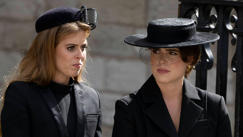 Noch tragen Beatrice und Eugenie ihre Prinzessinnen-Titel. Ob der Skandal um ihre Eltern daran etwas &auml;ndern wird?