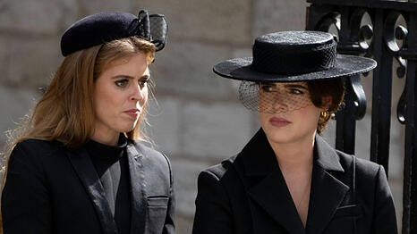 Noch tragen Beatrice und Eugenie ihre Prinzessinnen-Titel. Ob der Skandal um ihre Eltern daran etwas &auml;ndern wird?