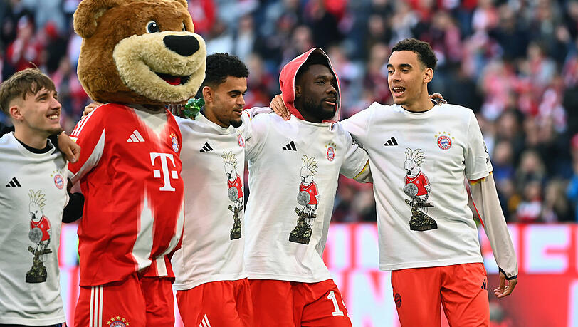 Bleiben jetzt alle Bayern-Stars fit? Lennart Karl, Luis D&iacute;az, Alphonso Davies und Jamal Musiala (v.l.).