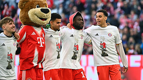 Bleiben jetzt alle Bayern-Stars fit? Lennart Karl, Luis D&iacute;az, Alphonso Davies und Jamal Musiala (v.l.).