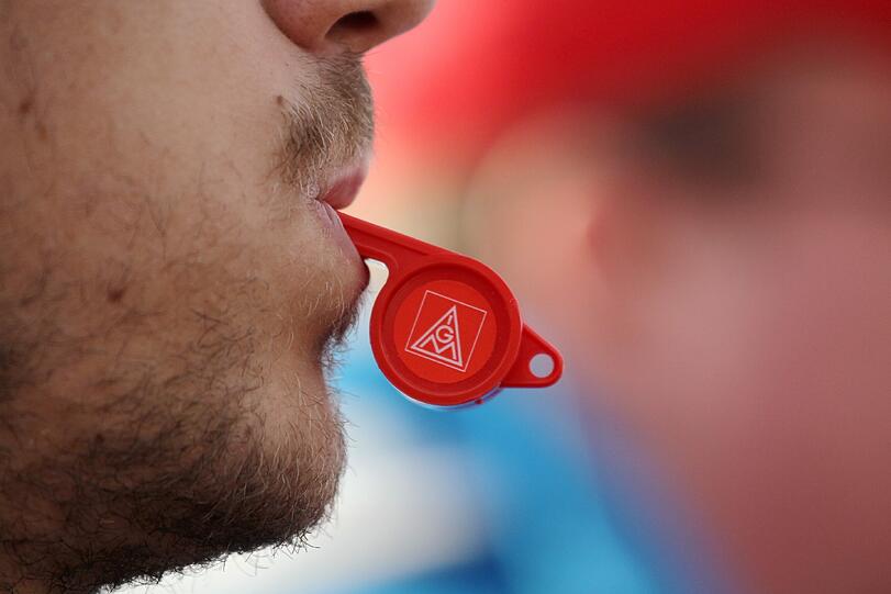 Die Beschäftigten von Manroland Augsburg demonstrieren bei der Augsburger IG-Metall-Demonstration vor dem Unternehmensgebäude für den Erhalt ihres Standortes. Auch in Plauen und Frankfurt fanden Kundgebungen statt.